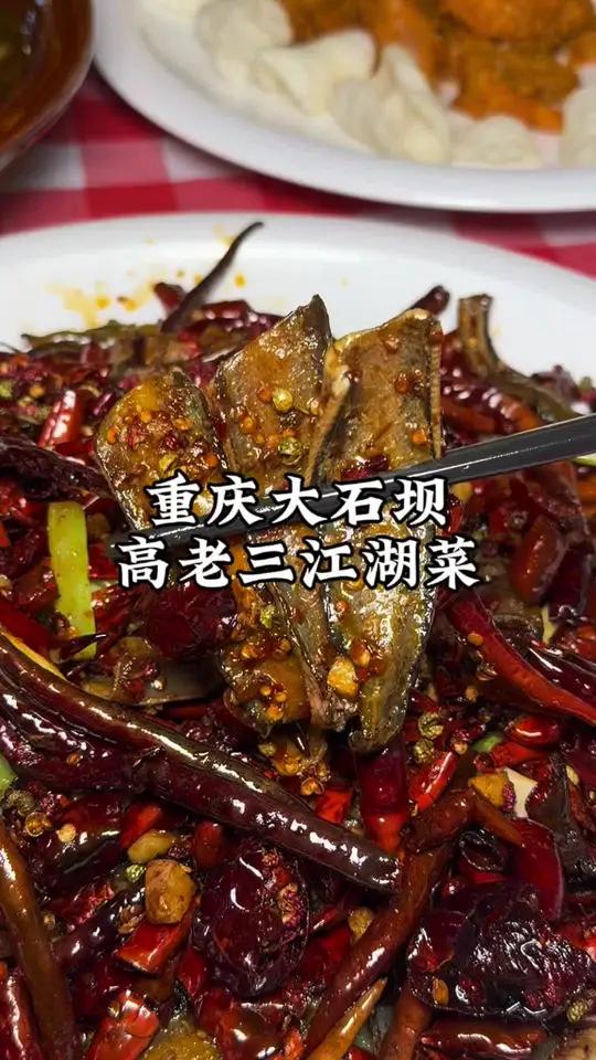在篮球场吃一顿充满烟火气的江湖菜,太安逸了!#高老三江湖菜#泥鳅#篮球场爆改江湖菜馆子 #