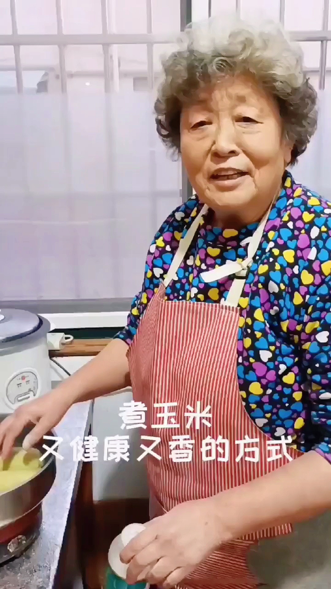 用电饭锅煮玉米