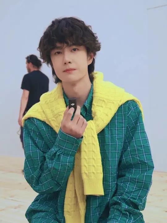 在Loewe 2026春夏女装秀场的王一博连连说“很喜欢”!他今天的发型也很特别哦～