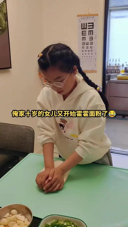 花十块钱买了一份酱香饼。回来就被闺女批评了说这么简单的面食,以后都交给她了……#面食制作小