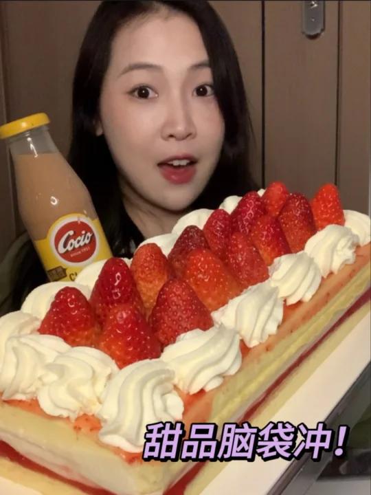 山姆甜品买回来咯草莓巧克力蓝莓太爽了～