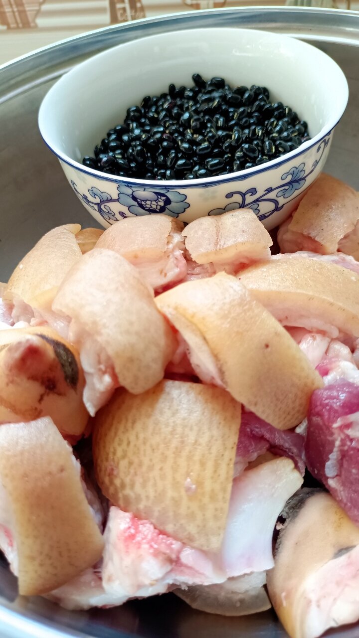 黑饭豆炖猪脚