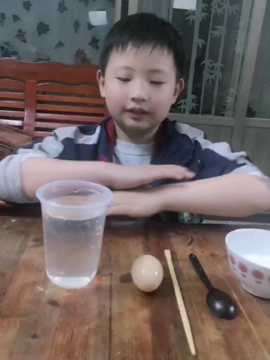我做一项小实验 盐水浮鸡蛋