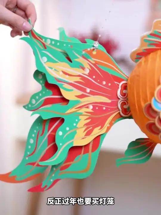 元宵节春节的手提灯笼来啦,新的一年就送孩子这款吉祥如意金鱼灯笼吧!