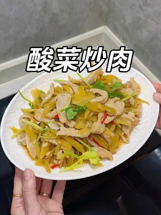 当酸菜遇上猪颈肉,那你要多备点米饭啦～无敌下饭#我的厨房日记 #酸菜炒肉 #家常便饭吃得香