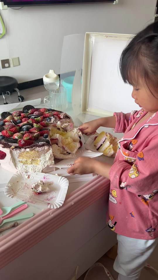 这个小孩儿趁我不注意，拿我美团月付订了个10寸蛋糕！10寸！啊～这能吃完嘛