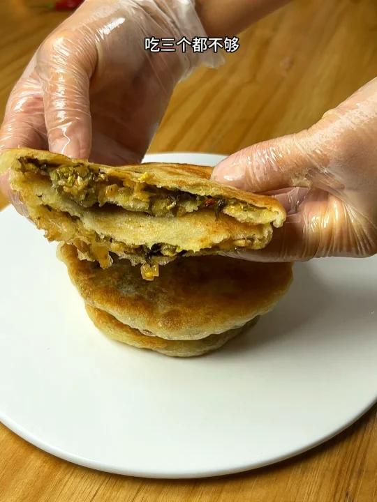 这样做的早餐酸菜饼,不需要揉面,只要筷子搅拌就可以,好吃又简单!