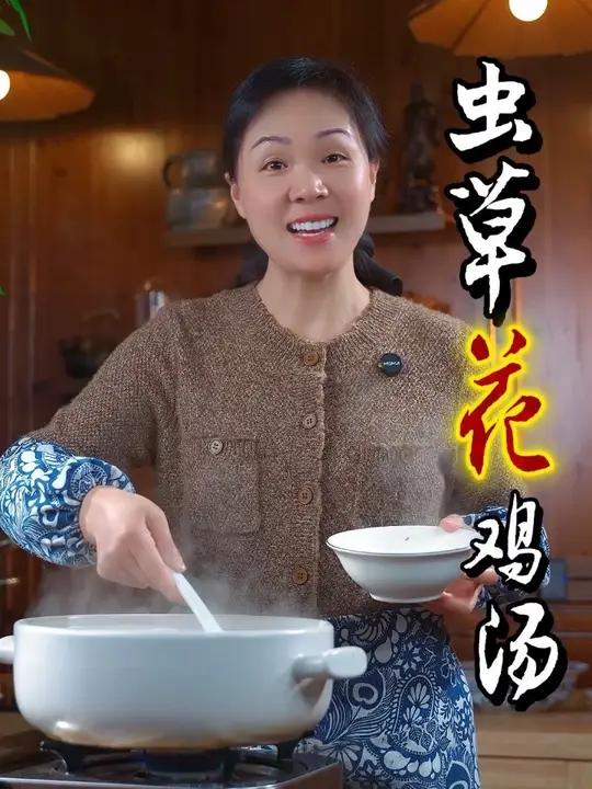 今天炖了一锅虫草花鸡汤，汤色金黄金黄的，喝着清清爽爽不腻口，鸡肉也非常嫩滑不柴，做法也简单