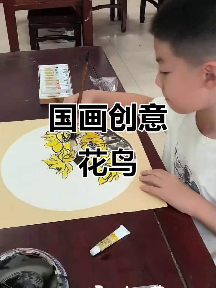 孩子们用国画写意向日葵,寓意祖国繁荣昌盛