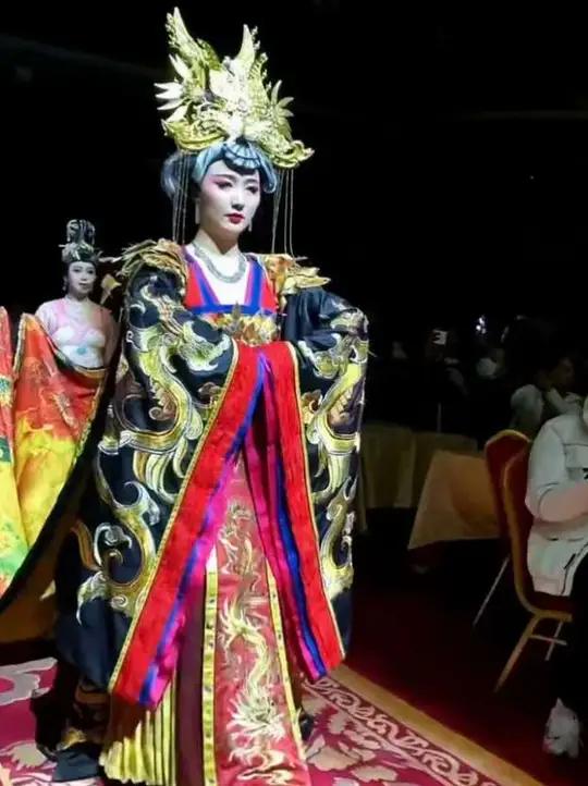让你体验国际级别的歌舞宴，用来接待外宾的，西安长安北路唐乐宫歌舞宴推出优惠活动，单人自助餐