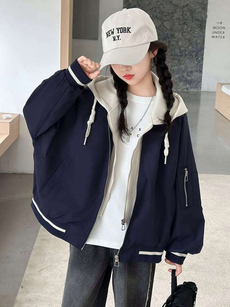 藏蓝撞色连帽外套,休闲感与细节感双在线 这件藏蓝色连帽外套太有设计感啦～撞色连帽和袖口条纹