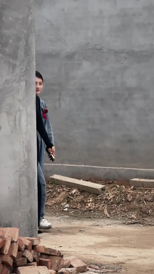 生活没有说明书，走一步算一步。一地鸡毛是生活的本质，什么年龄该走什么路，你一步别想逃