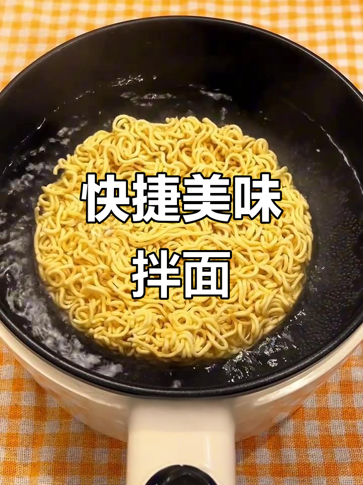 下班后快速拌面,青椒鸡蛋火腿超香!