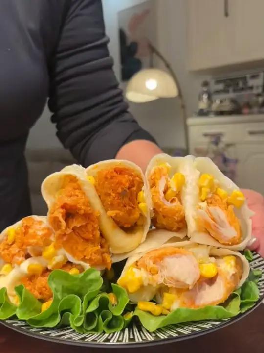 早餐的包子馒头吃腻了～可以尝尝 皇家小虎家的墨西哥鸡肉卷:外面是劲道的饼皮～里面包裹着满满