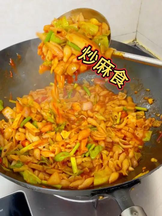 今天给大家分享的是陕西家常饭，炒麻食的做法太好吃了