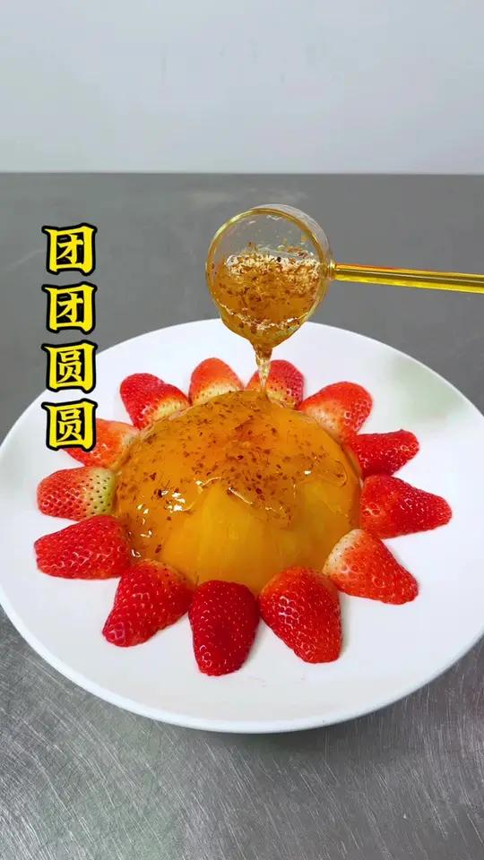 年夜饭的餐桌上少不了一道甜甜蜜蜜的菜品,金瓜和草莓像我这样做。不仅造型好看,而且软糯香甜桂
