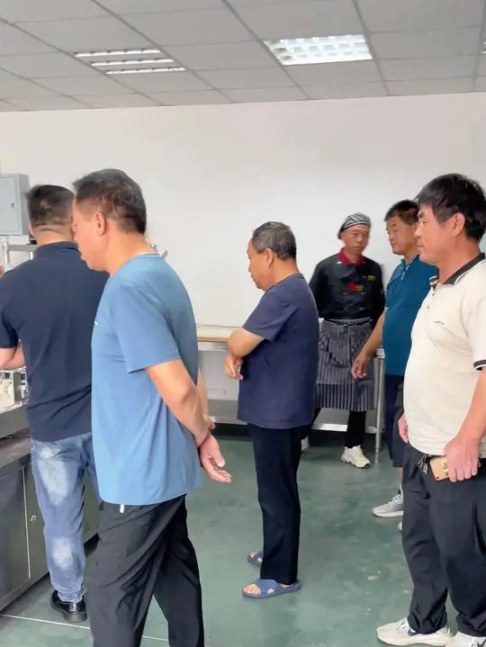 来看机器做油条啦,真不用手工了