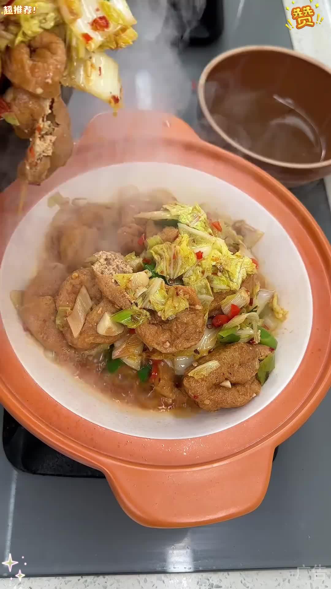 油豆腐一定要试试加大白菜一起焖,软糯鲜香,一口咬下去,汁水直接在嘴巴里爆开,真的巨好吃!白