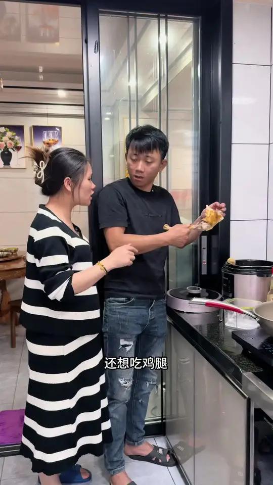 一个晚上不回来,睡醒还想吃鸡腿,赏一个鸡美丽给他