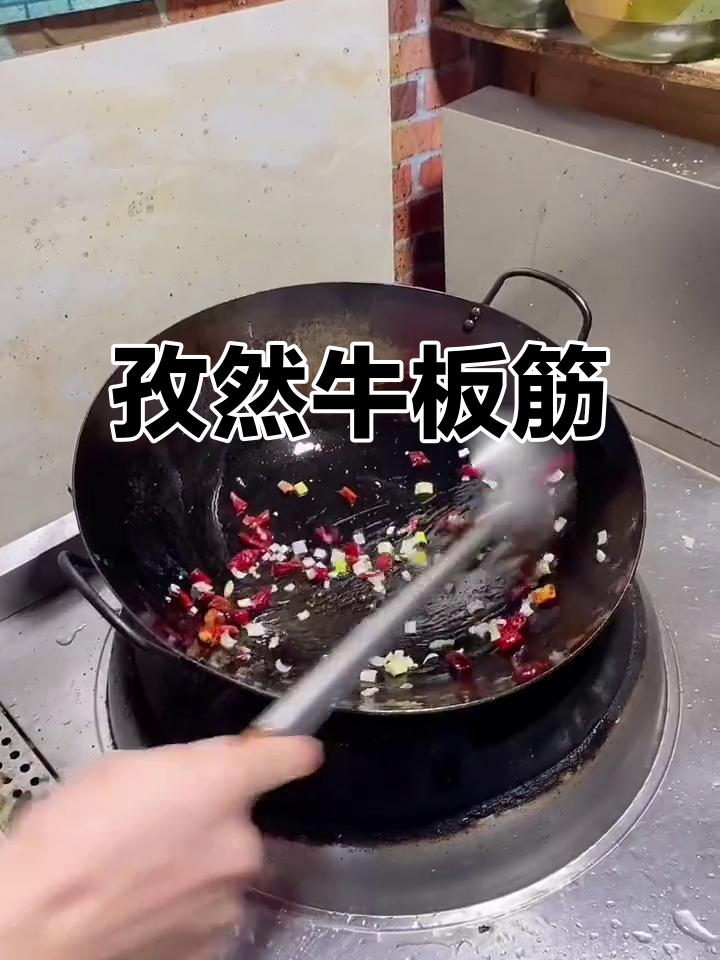 徐州美食推荐:孜然牛板筋与馋嘴牛蛙,铁锅炖灶台美味来袭