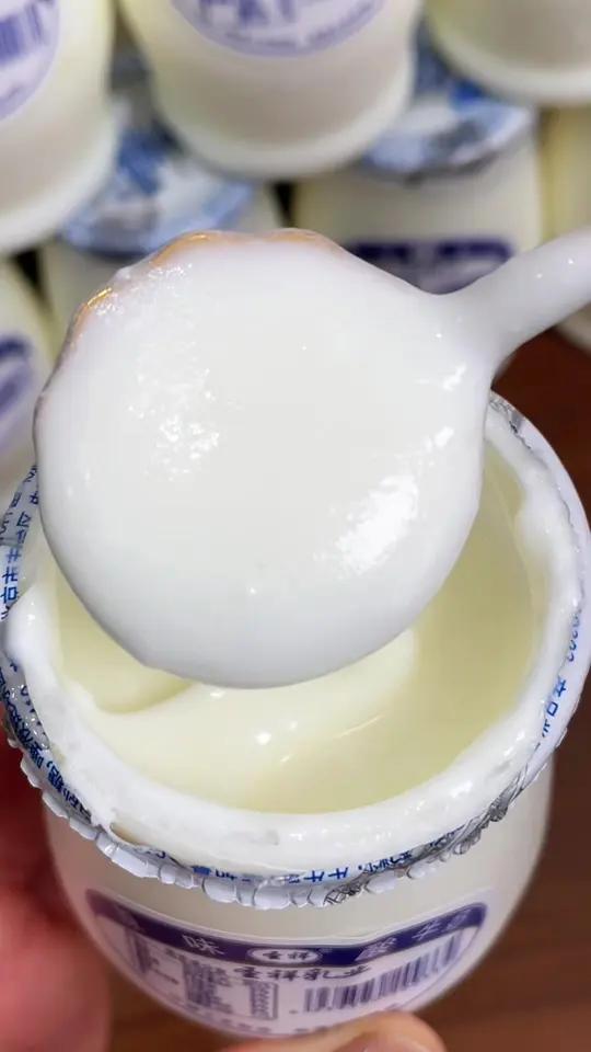 又又又回购了 圣祥老北京酸奶配料表很干净,只有生牛乳和益生菌,喝起来奶呼呼的,丝滑细腻,就