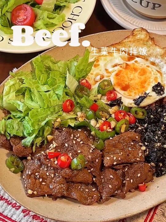减脂餐生菜牛肉拌饭好吃到舔盘350卡