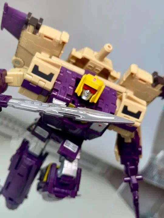 邪恶霸天虎三变战士袭击人类珍贵画面