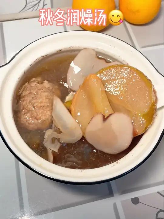 分享一个超级简单又适合秋冬季喝的滋润汤谱,让你和家人都能享受到秋天的温暖和健康 为你煲汤 