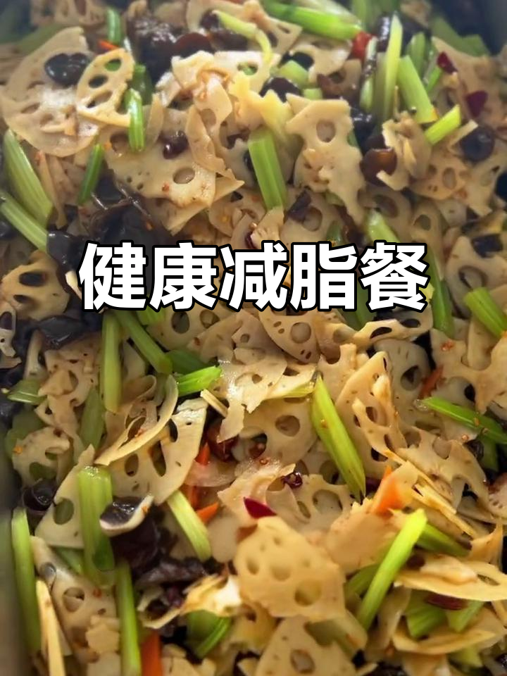 减脂午餐:炖柴鸡、娃娃菜与凉拌藕片,营养搭配更健康