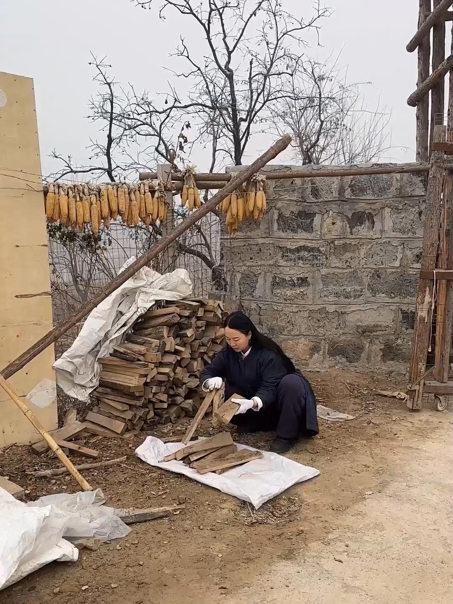 又过回了从前的日子,三餐四季,一屋两人。只不过那时候的两个人是我和女儿,现在更多时候是我和