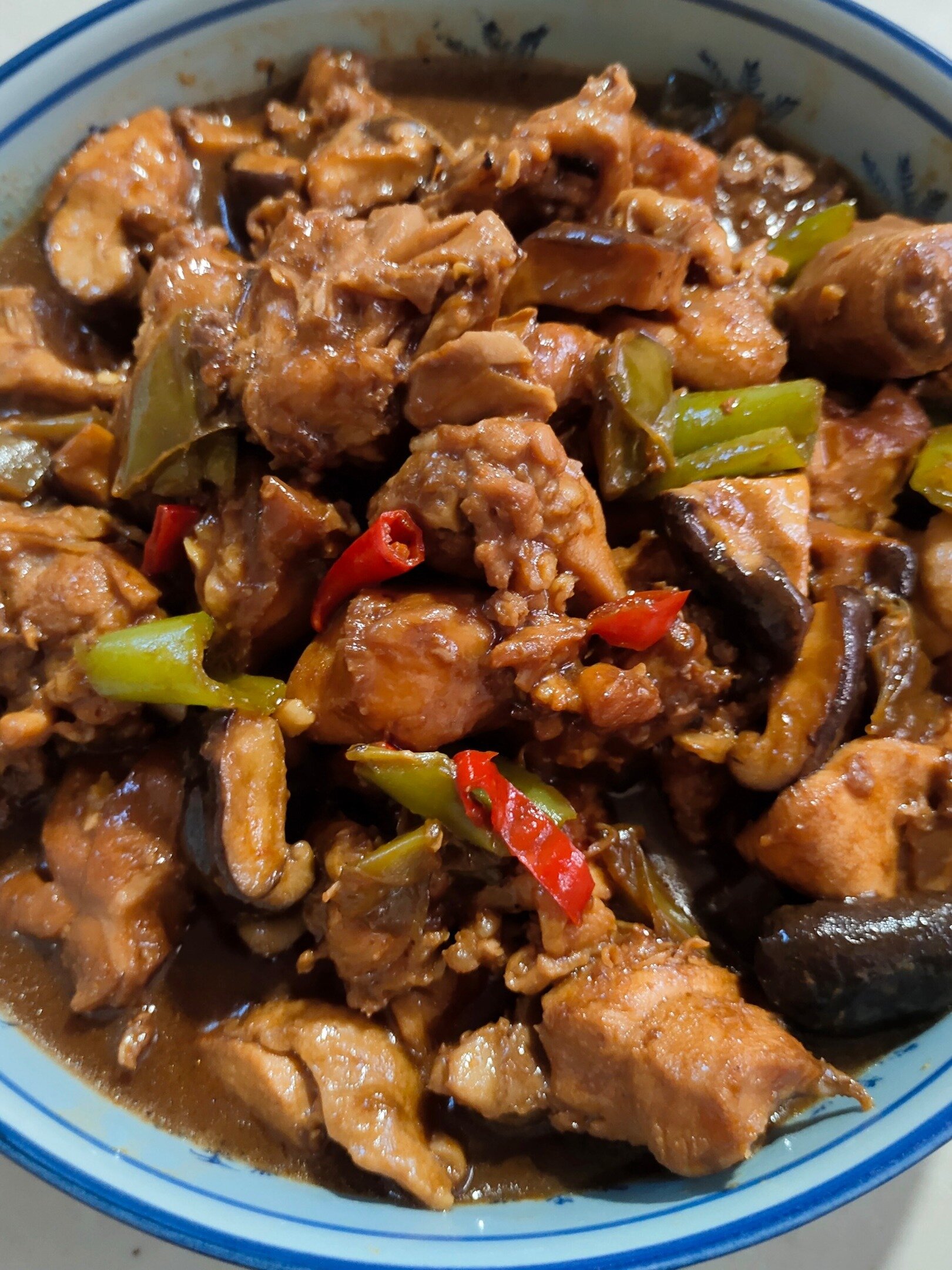 香菇炒鸡块的做法,鸡肉滑嫩,下酒又下饭