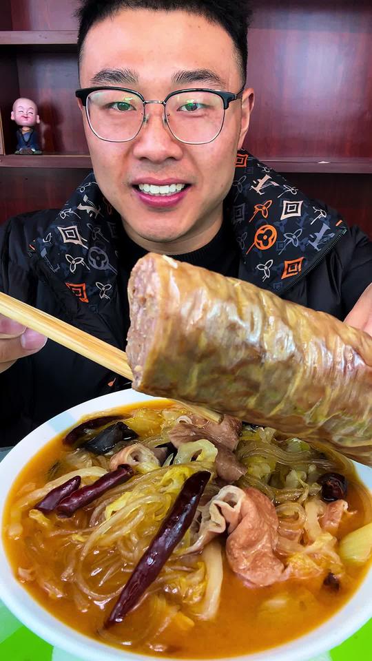 肥肠酸菜炖粉条配驴肉肠