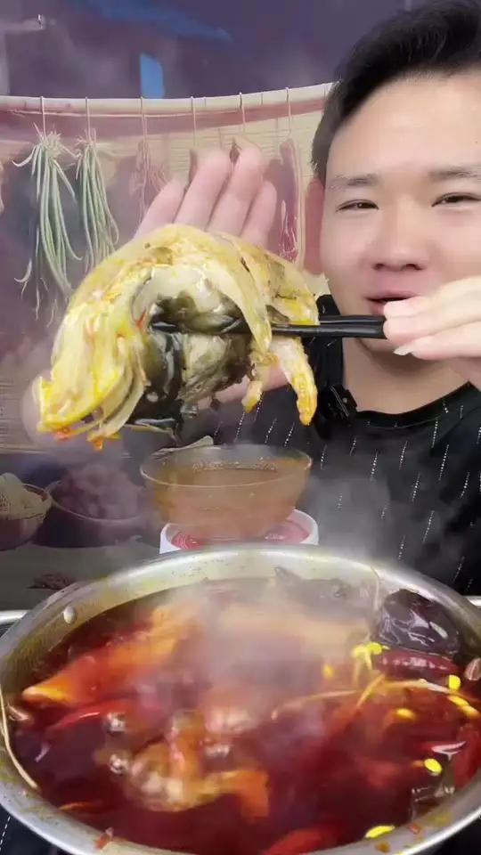 地道农家正中重庆肥肠鱼火锅，浓郁牛油，辣椒花椒的厚重，嘎嘎香呀！#重庆火锅#肥肠鱼火锅#农
