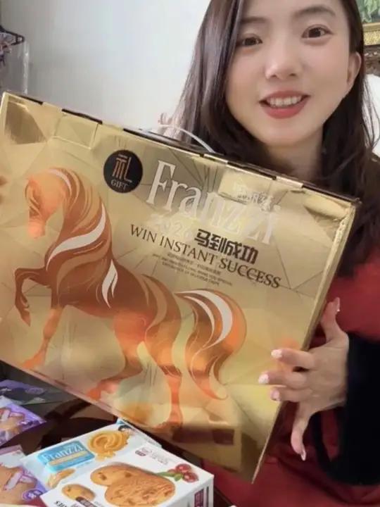 今年过年就送法丽兹礼盒花小钱办大事就选法丽兹曲奇礼盒,金灿灿的高端大气还是大品牌囤好货过大