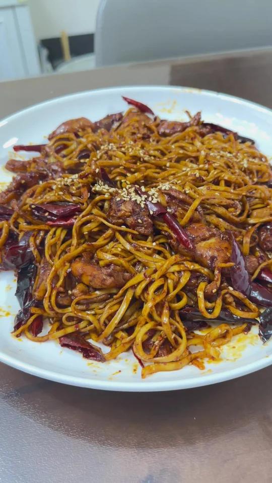 干香干香的辣子鸡炒面!巨好吃!