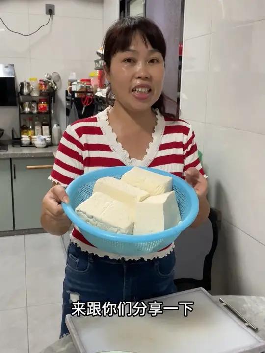 今天自己在家做油豆腐,顺便烧了白菜油豆腐吃,真的很不错