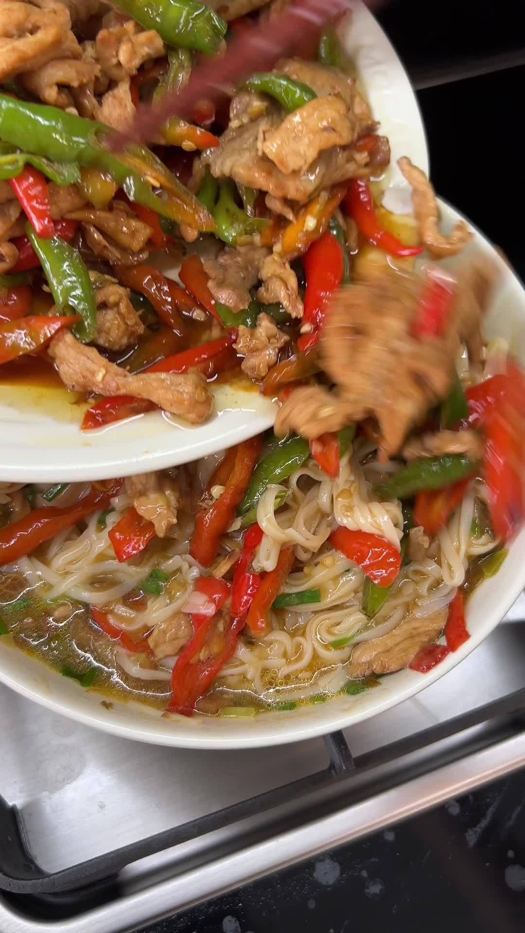谁能拒绝得了这碗双椒肉丝盖浇面啊,太香了