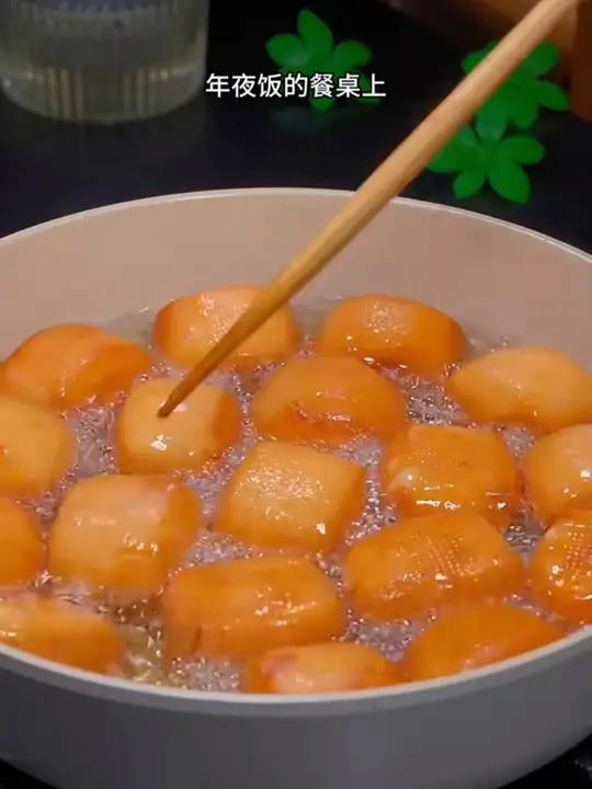 还有几天过年了,年夜饭的餐桌上摆上这道奶香小馒头,酥酥脆脆,在蘸上炼乳,真的太香了过年吃出