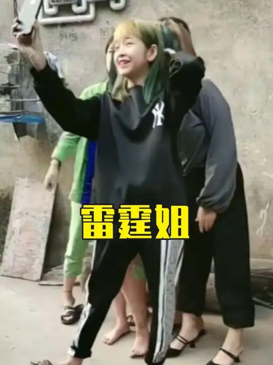 精神小妹骑9号电动车追尾奥迪霍希,双手插兜雷霆站姿负债四万多