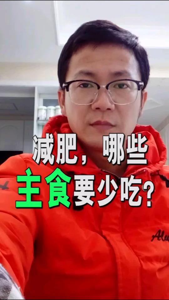 米饭面条等精制米面升糖指数较高,因为他们进入肠胃后消化吸收快,葡萄糖释放的也变快了,就容易