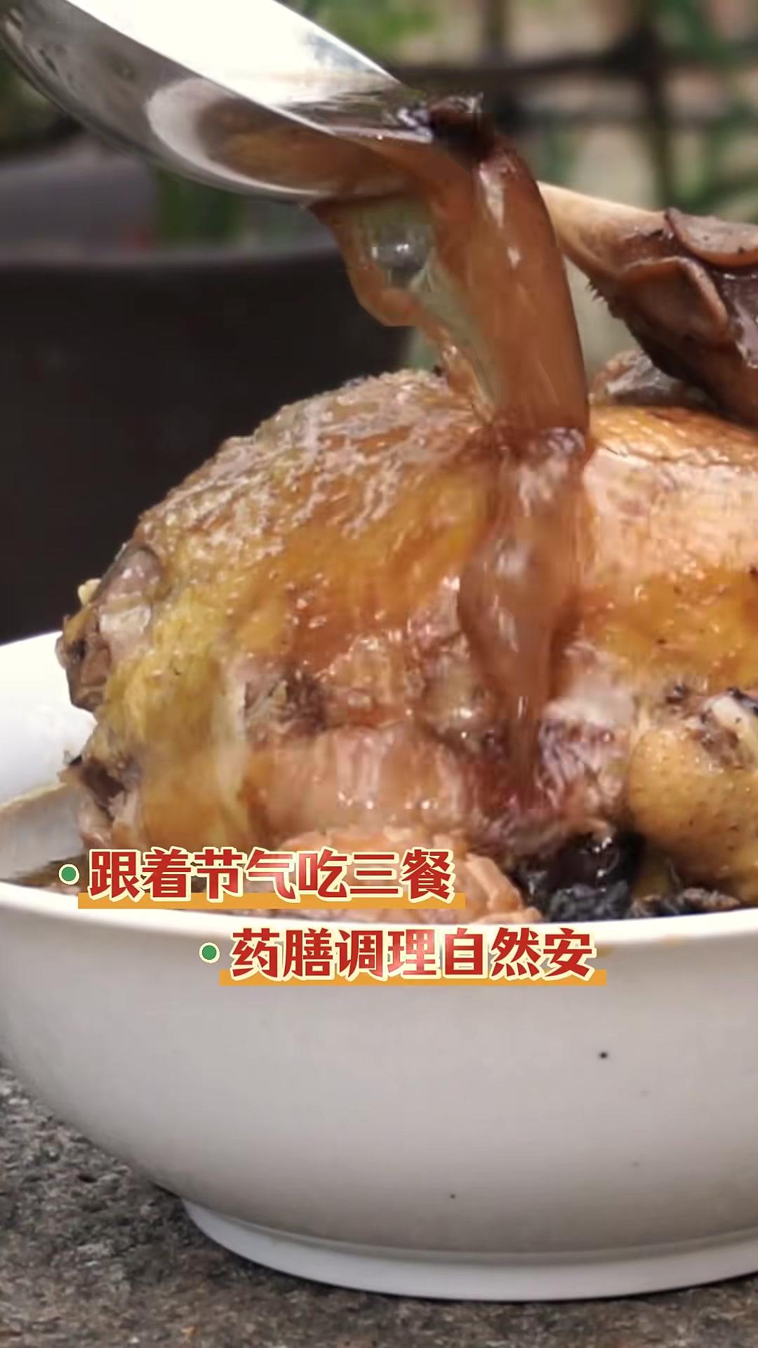 跟着节气吃三餐,药膳调理自然安!小雪推荐 药膳:八珍鲍鱼鸡、黄精枸杞牛尾汤,赶紧跟着视频做