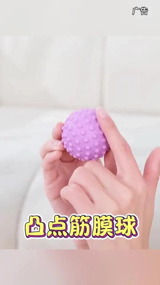 假期和孩子一起出去玩,走路多了脚底生疼,这时候需要拿出一个软硬适中的筋膜球,来放松脚底肌肉