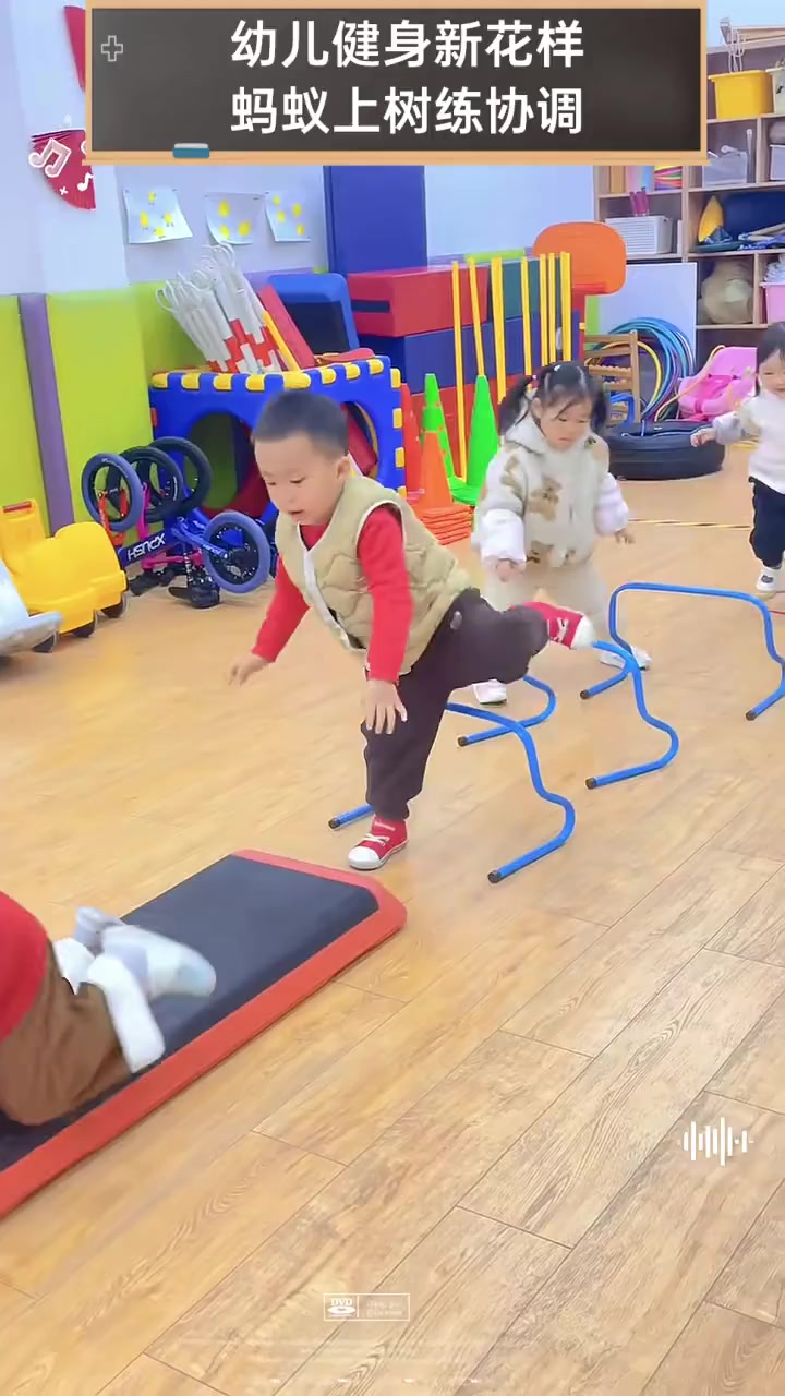 幼儿健身新花样,蚂蚁上树练协调