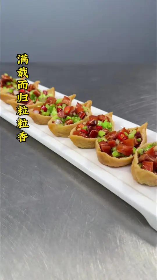 把猪耳朵装进豆腐里。就能做出有寓意又有造型的菜品,做法简单。你也来试试吧