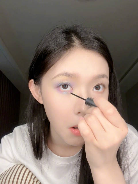 录制 的期间突然也想当一当美妆手艺人,给大家送上一段不成熟的“幻彩人鱼姬眼妆”仿妆今天节目