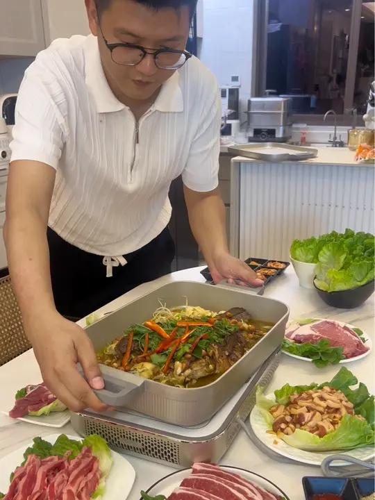 两个女儿要吃不一样的东西怎么办?那就满足她们 今天做烤肉和烤鱼火锅 记录真实生活 烤肉 男