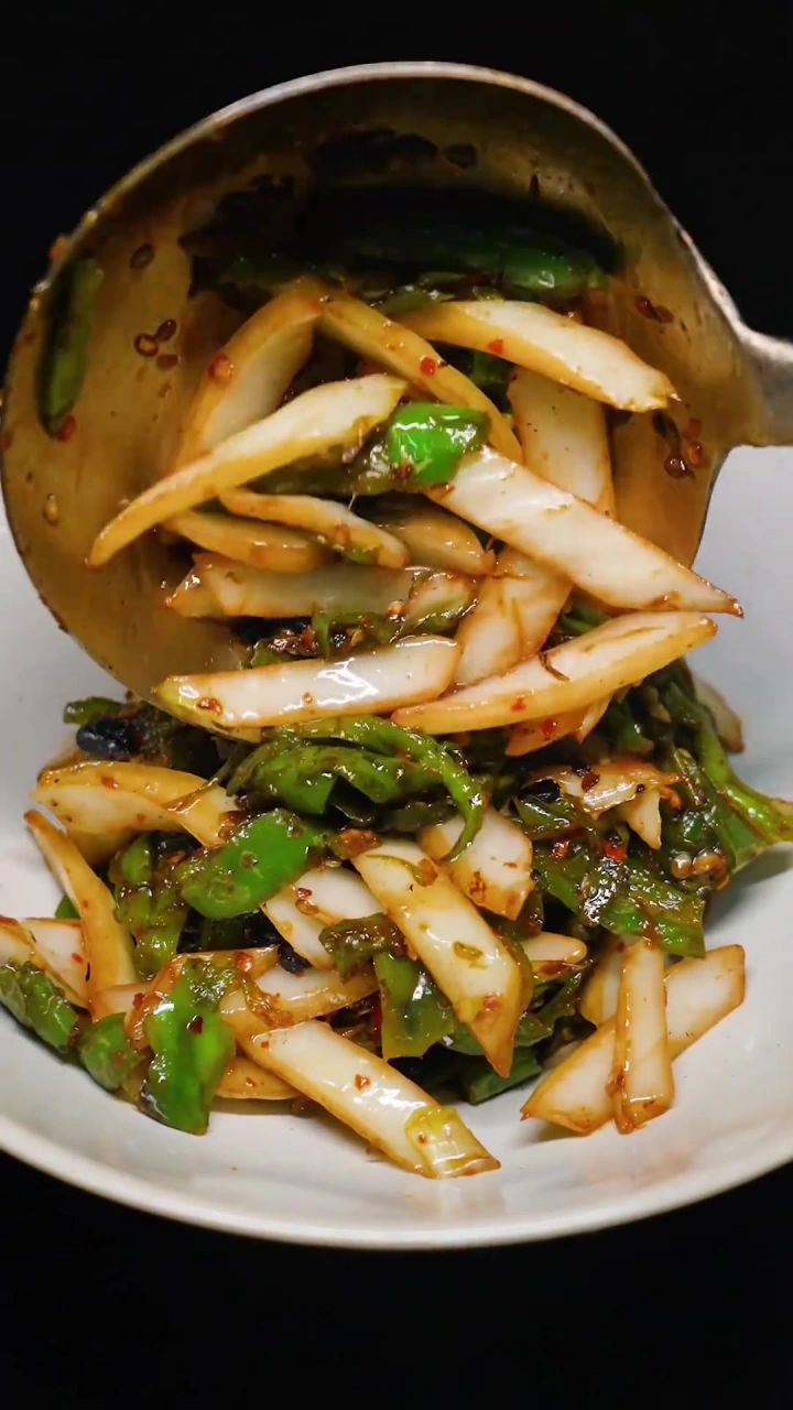一道非常下饭的素菜,擂辣椒炒白菜杆 玩在长沙吃在湘潭