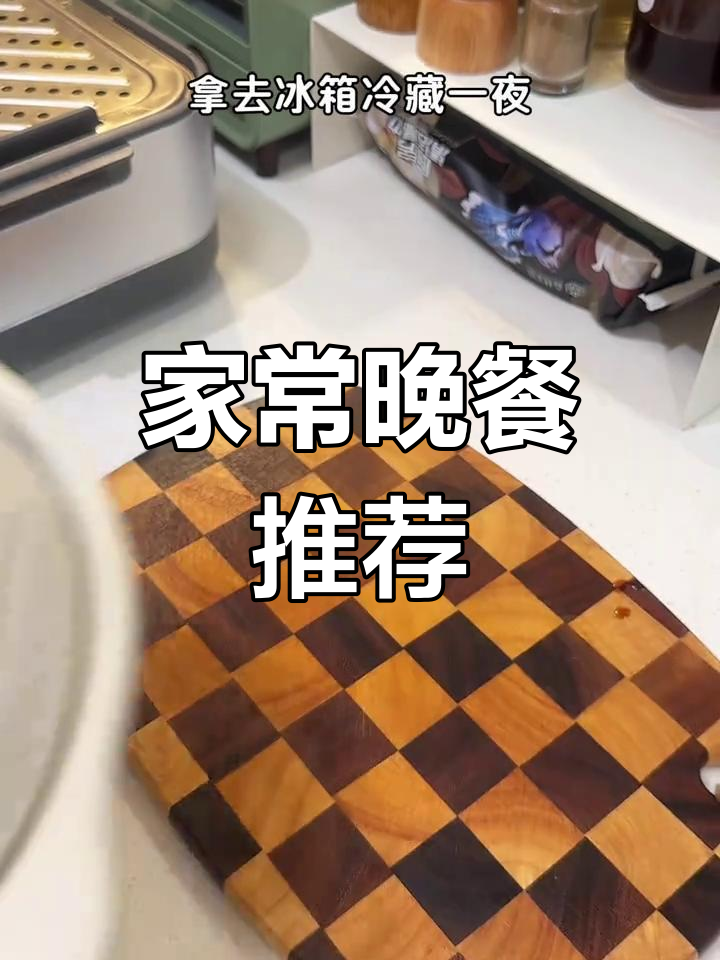 今晚的晚餐:罗氏虾螃蟹、板栗腊肠焖饭等美味佳肴