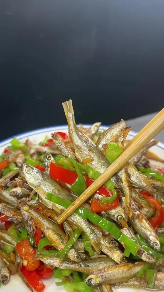 小鱼干炒辣椒太香了