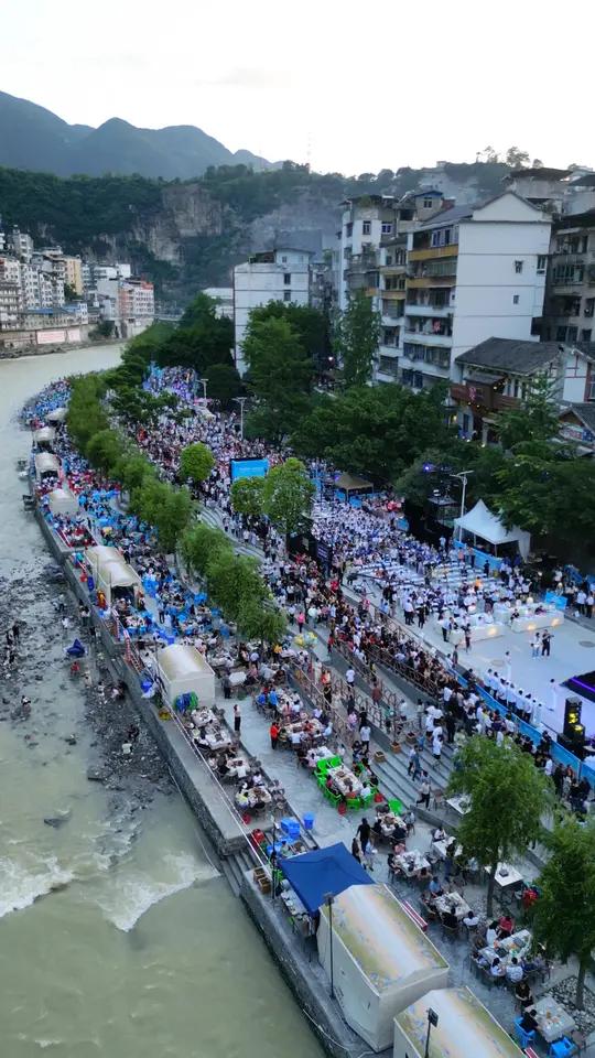 巫溪首届国际烤鱼节 人山人海太热闹了 巫溪天地有灵气